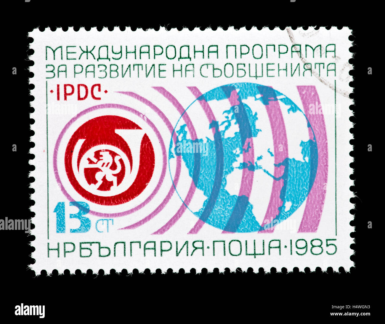Briefmarke aus Bulgarien Darstellung Radio, Globus und Posthorn, International Post und Telekommunikation-Entwicklungsprogramm. Stockfoto