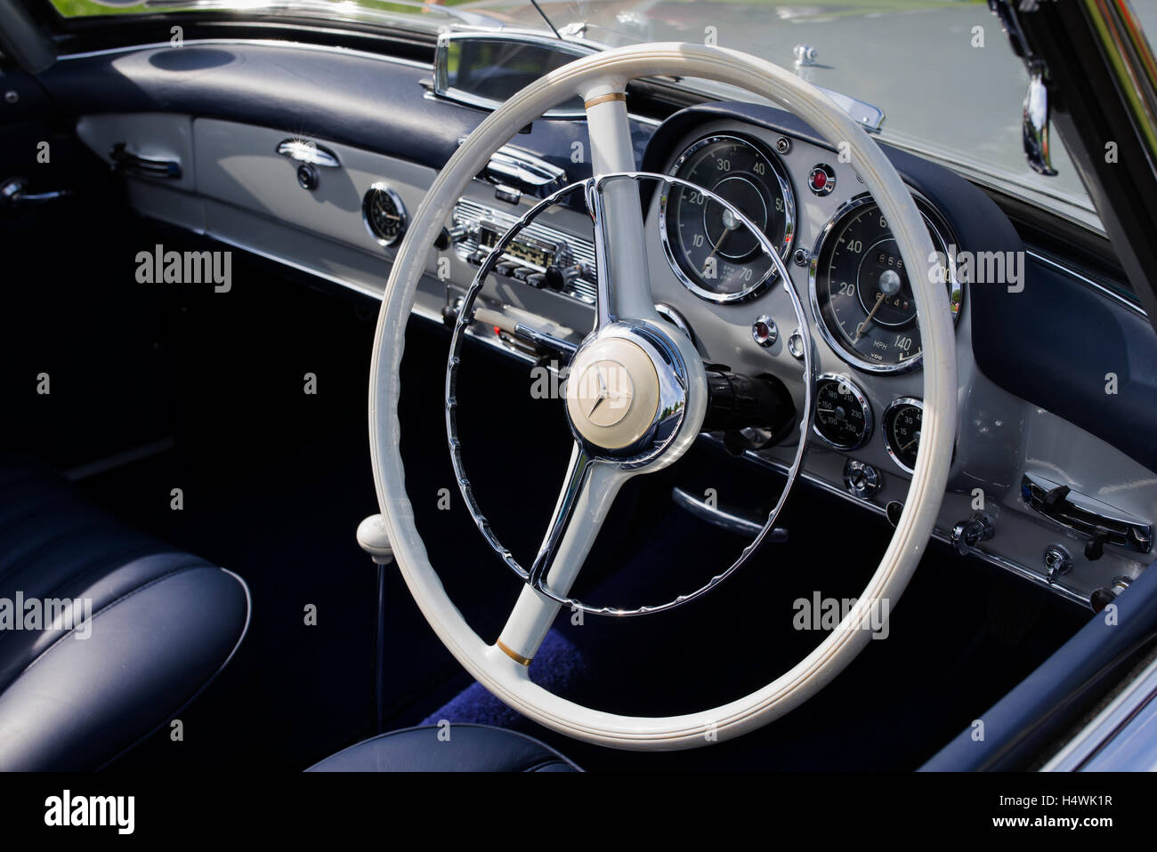 1961 Mercedes Benz 190SL Sports Tourer Innenraum Armaturenbrett und Lenkrad Stockfoto