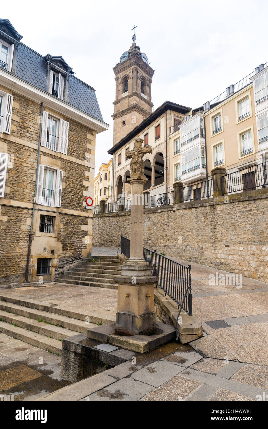 VITORIA-GASTEIZ, Spanien-16. Oktober 2016: Altstadt, im Hintergrund der Glockenturm der Kirche San Vicente Marti Stockfoto