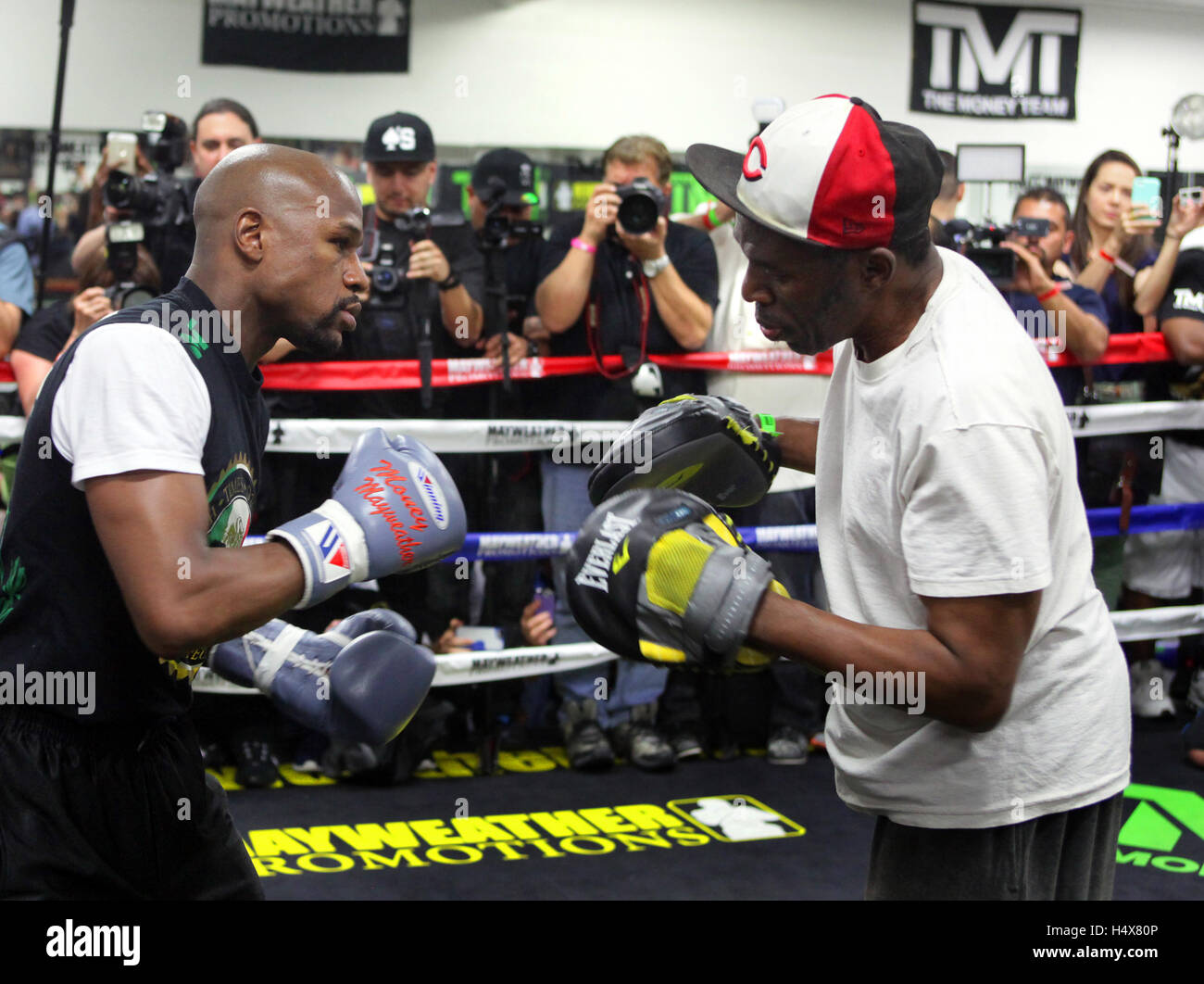 Der ungeschlagene Boxmeister Floyd Mayweather Jr. arbeitet mit seinem Onkel Roger Mayweather (r) am 14. April 2015 im Mayweather Boxing Club in Las Vegas, Nevada, um seinen 2. Mai Kampf gegen Manny Pacquiao vorzubereiten. Stockfoto