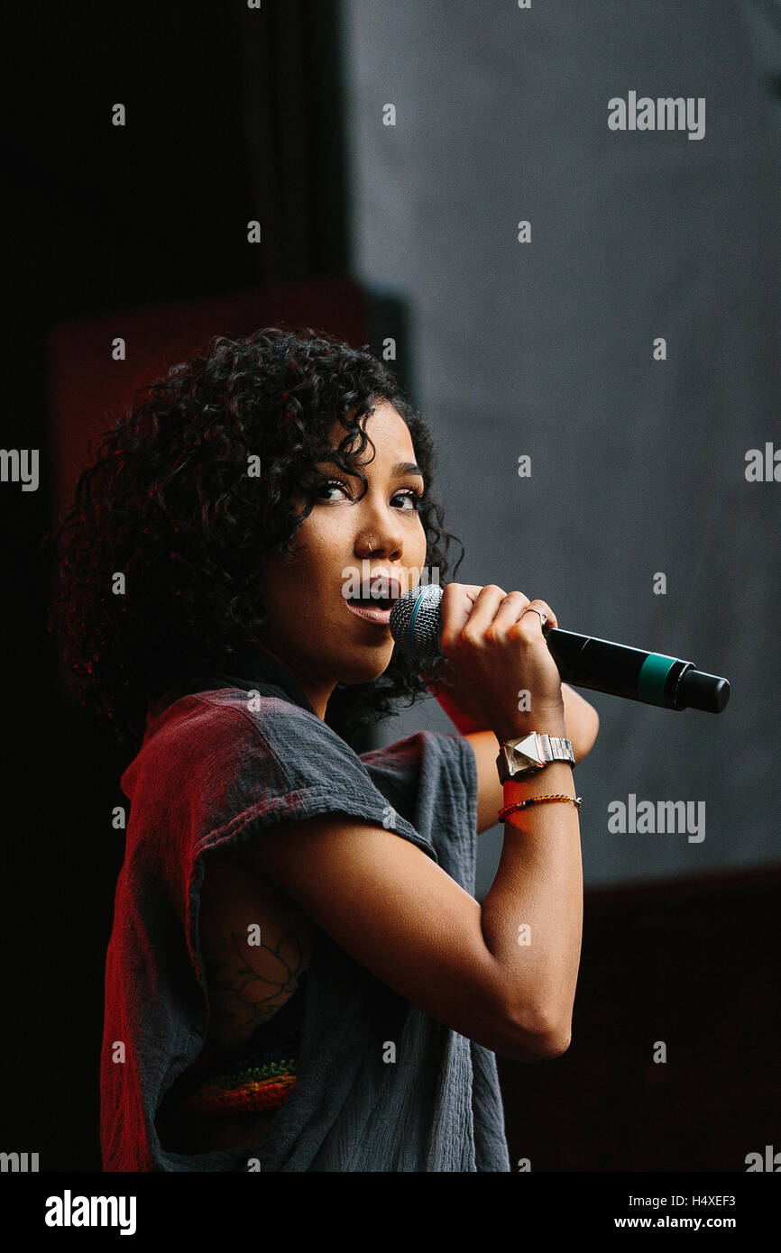 Sängerin Jhene Aiko führt auf Bumbershoot Festival am 5. September 2015 in Seattle, Washington. Stockfoto