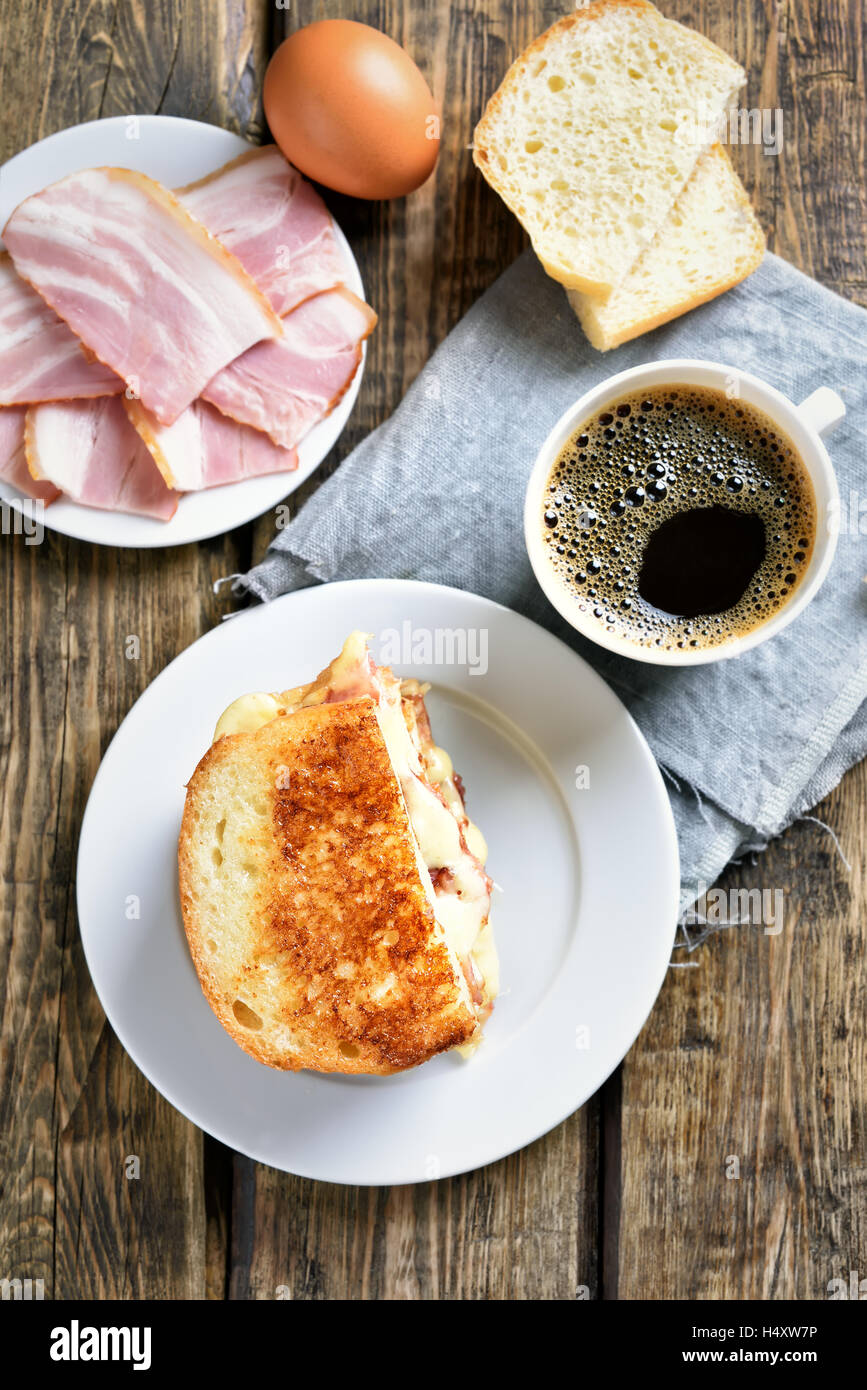 Frühstück Toast Sandwich mit Käse, Schinken und Kaffee, Ansicht von oben Stockfoto