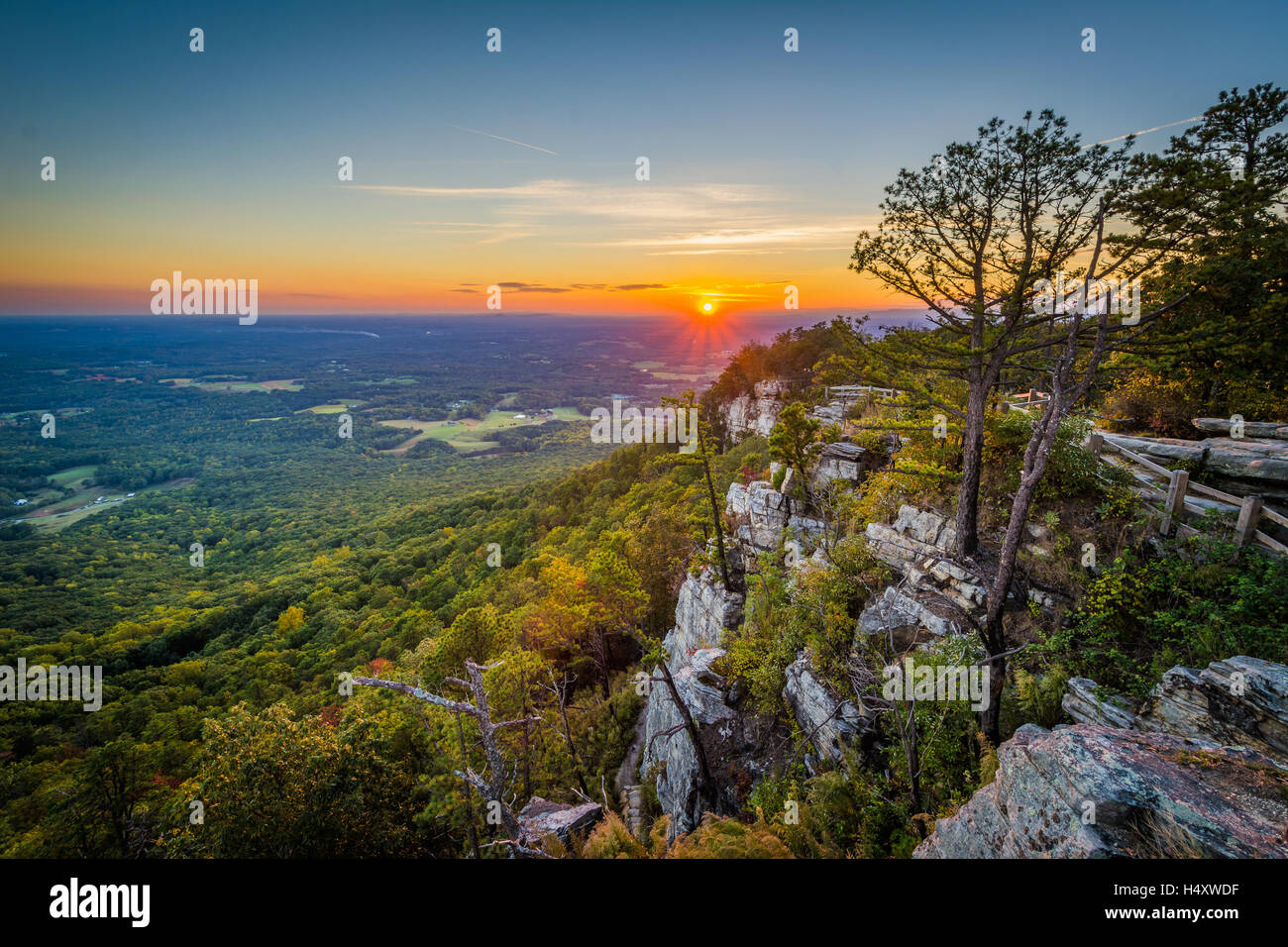 Sonnenuntergang vom kleinen Pinnacle übersehen an Pilot Mountain State Park, North Carolina. Stockfoto