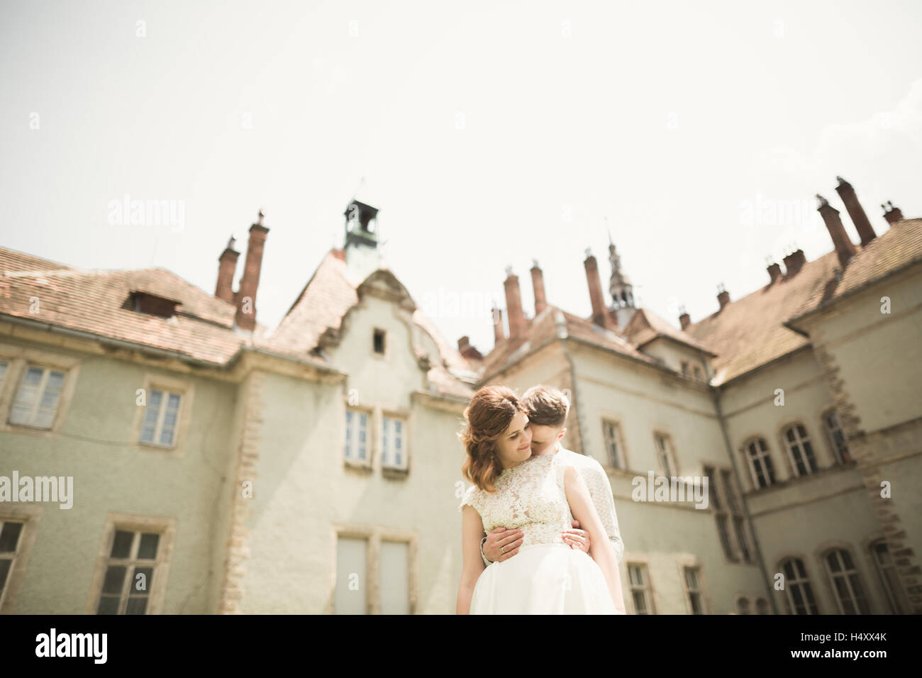 Erstaunlich sanft stilvolle schöne romantische kaukasischen Brautpaar auf dem Hintergrund alten Barockschloss Stockfoto