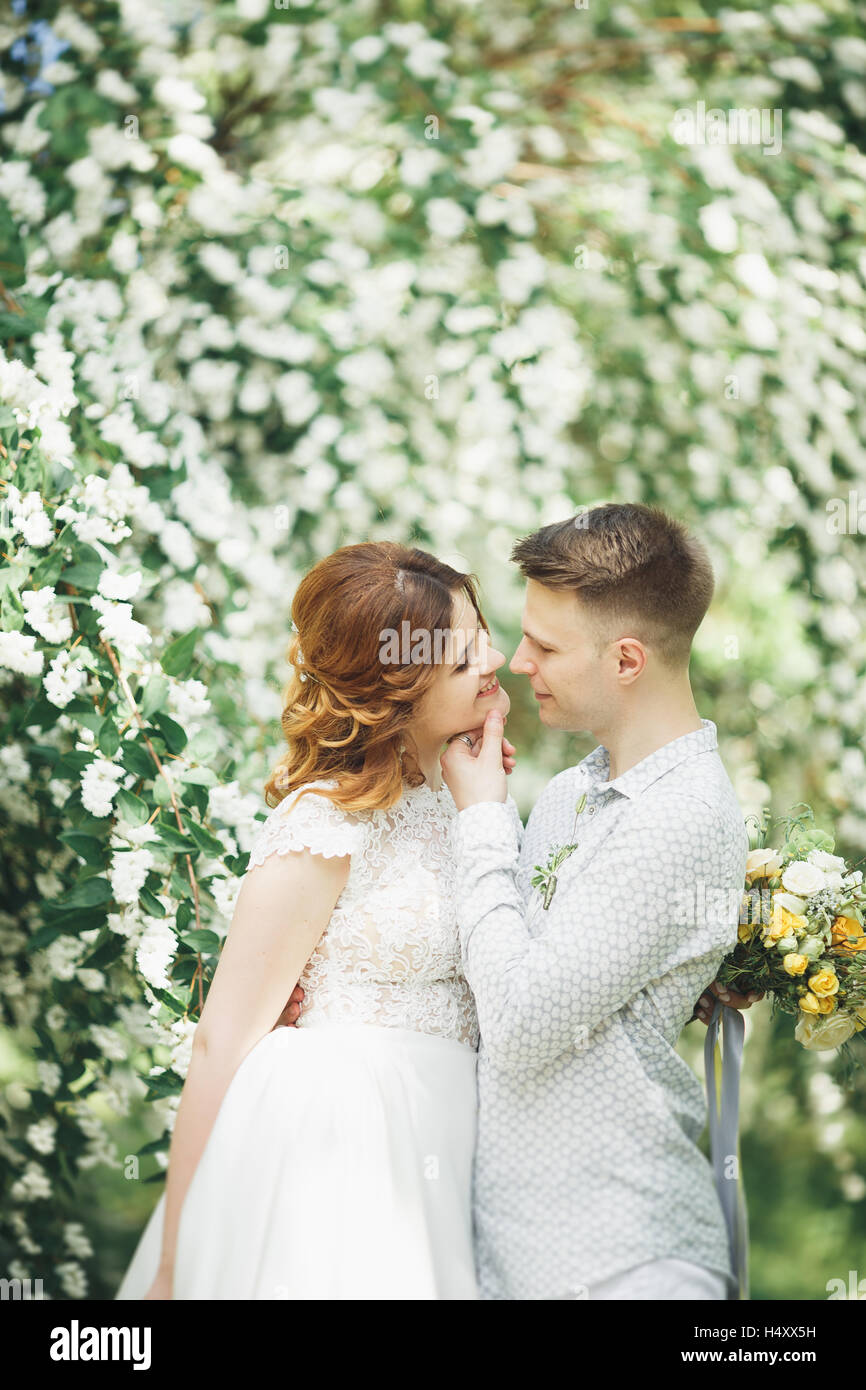 Wunderschöne, perfekte Paar posiert am Tag ihrer Hochzeit Stockfoto