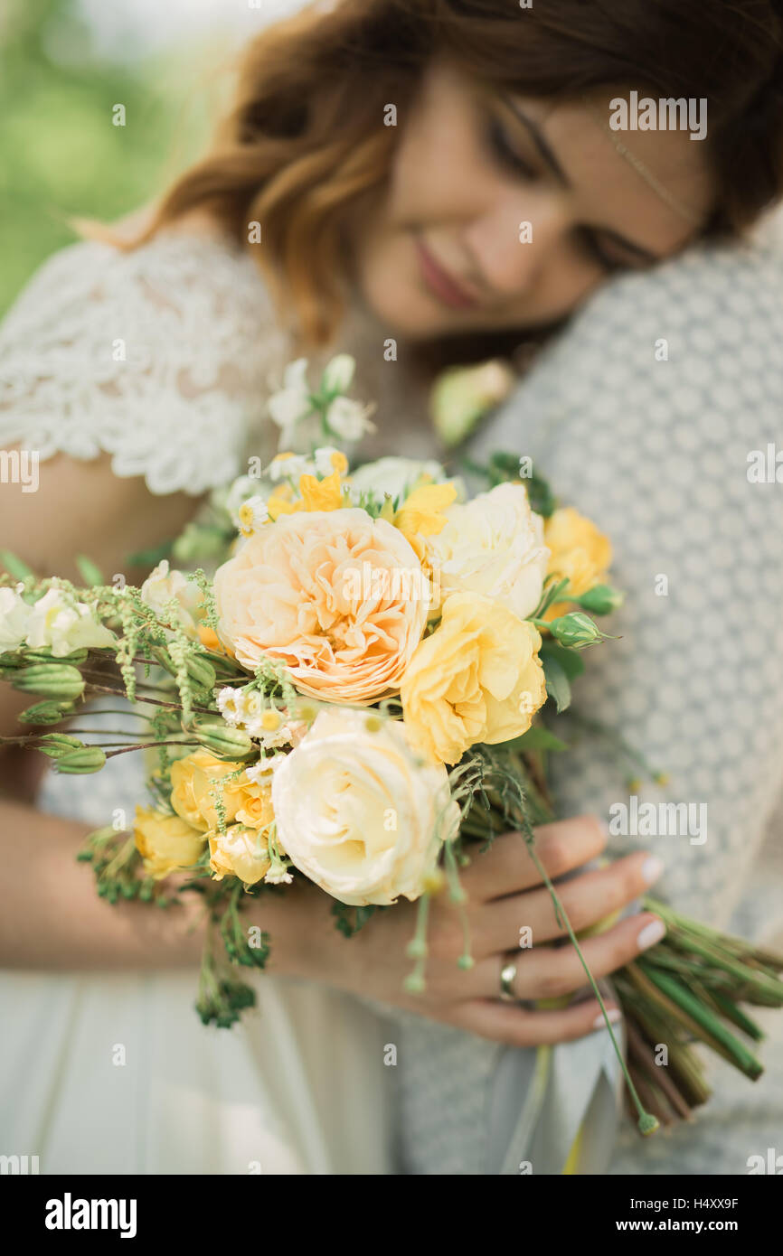 Perfekte Hochzeitspaar halten Luxus Blumenstrauß Stockfoto