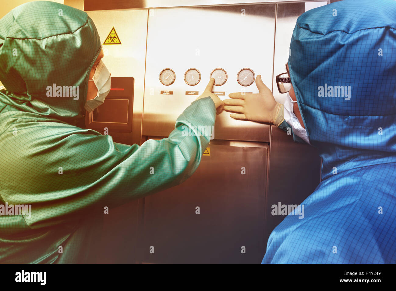 Zwei Wissenschaftler untersuchen Dashboard Sensoren Stockfoto