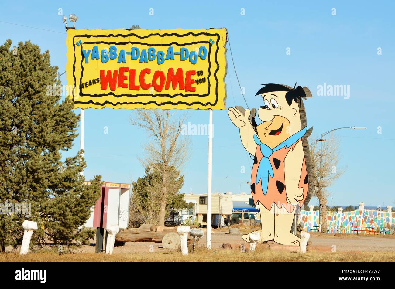 Fred Flintstone Wüstenresort, Willkommensschild, Yabba-Dabba-Doo, riesige Fred Feuerstein, Stockfoto Fred Flintstone Wüstenresort, Willkommensschild, Yabba-Dabba-Doo, riesige Fred Feuerstein, Stockfoto