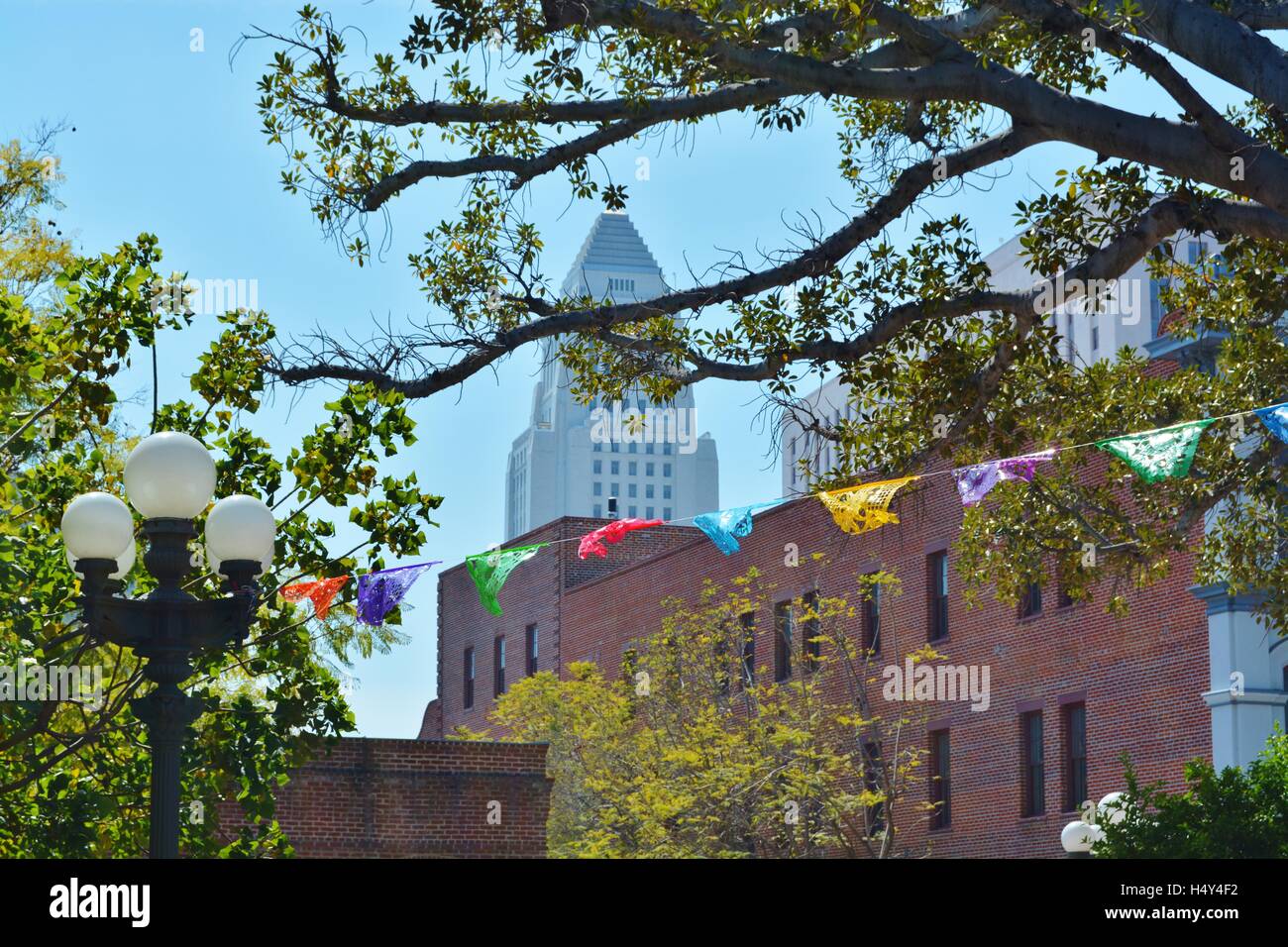 Iconic, Art déco, Wahrzeichen, Rathaus von Los Angeles, von historischen, Olvera Street, Bäume, Lamp post, Fahnen, Kalifornien, USA Stockfoto