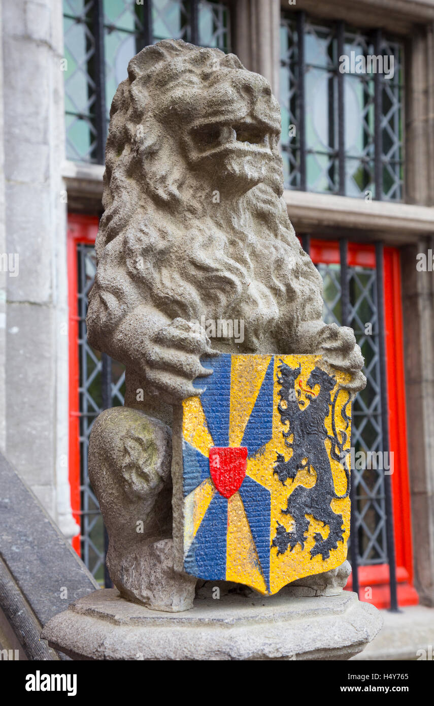Löwenstatue mit Wappen in der Basilika des Heiligen Blutes, Burg, Brügge, Belgien Stockfoto