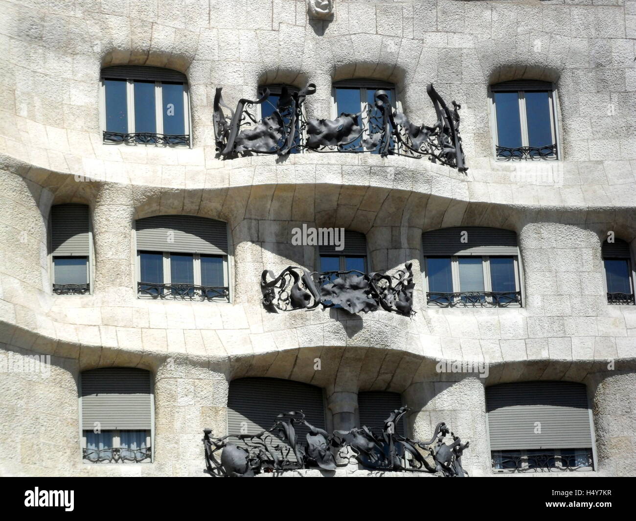 Vor dem Haus von Gaudi in Barcelona, Spanien. Weiße architektonische Juwel aus dem Spanischen genius Gaudi Stockfoto