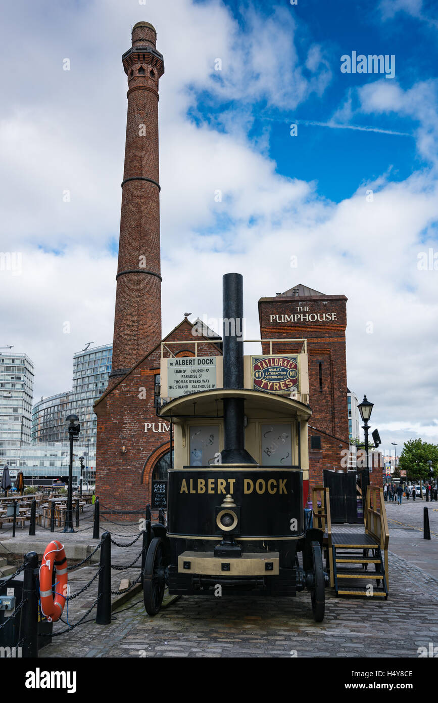 Oldtimer Bus vor das Pumphouse am Albert Dock, Liverpool Stockfoto