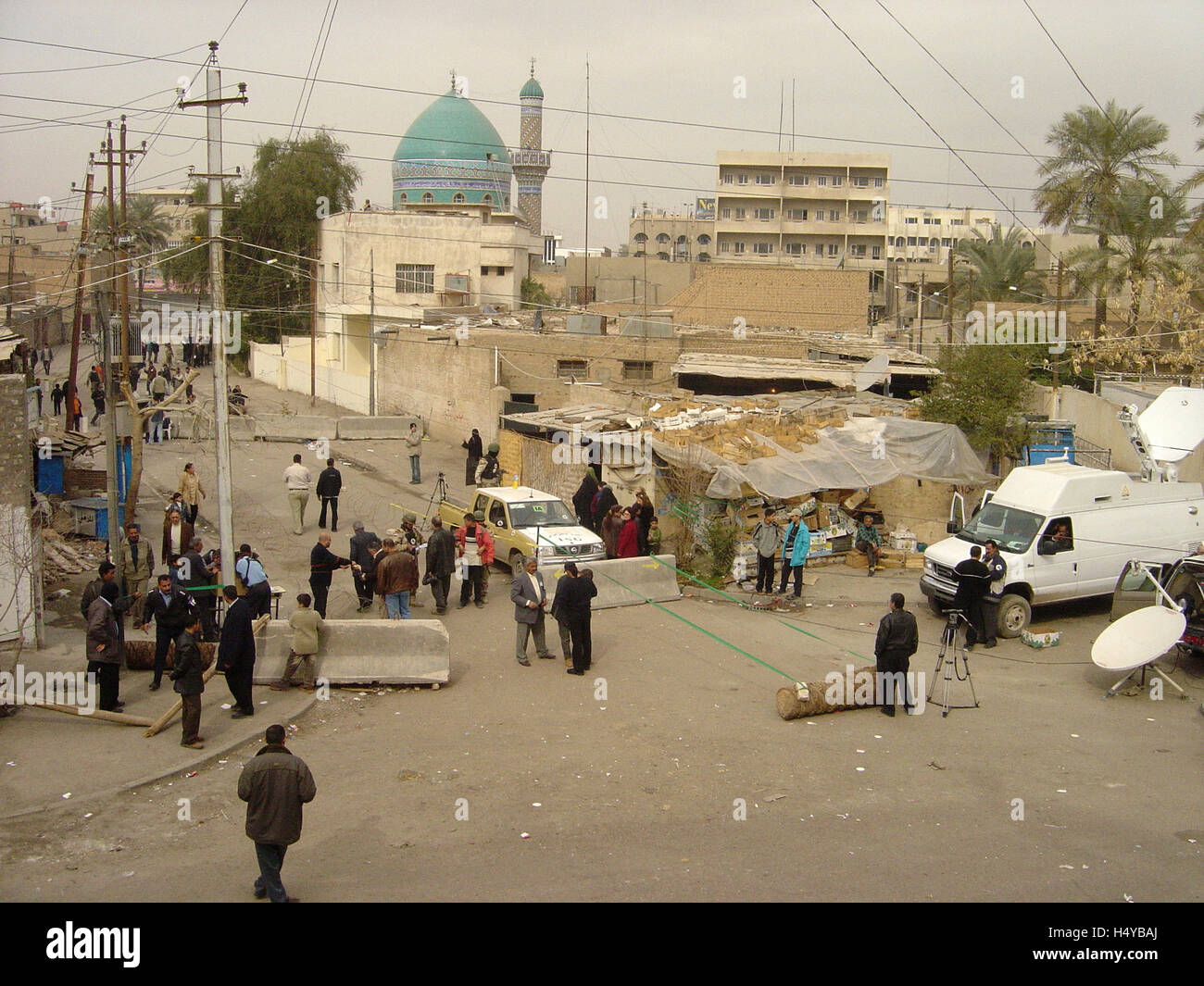 30. Januar 2005 die Szene außerhalb ein Polling station in Bagdads Karada Bereich am Tag der ersten demokratischen Wahlen im Irak. Stockfoto