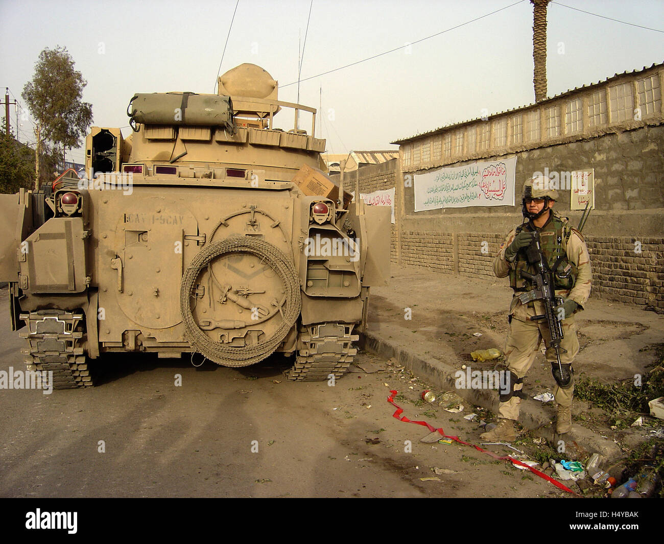 Januar 2005 EIN Soldat der US-Armee mit einem 1-9. CAV Bradley Kampffahrzeug im Karada-Gebiet von Bagdad, Irak. Stockfoto