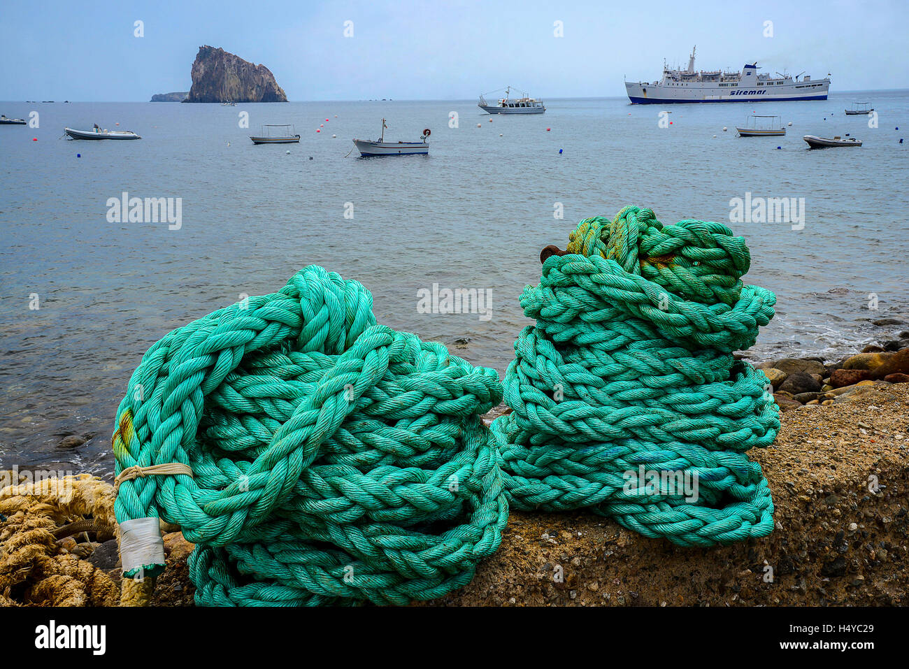 Italien Sizilien Liparischen Inseln Panarea Archipel, Taue oder Festmacher Seile und Dattilo Insel im Hintergrund Stockfoto