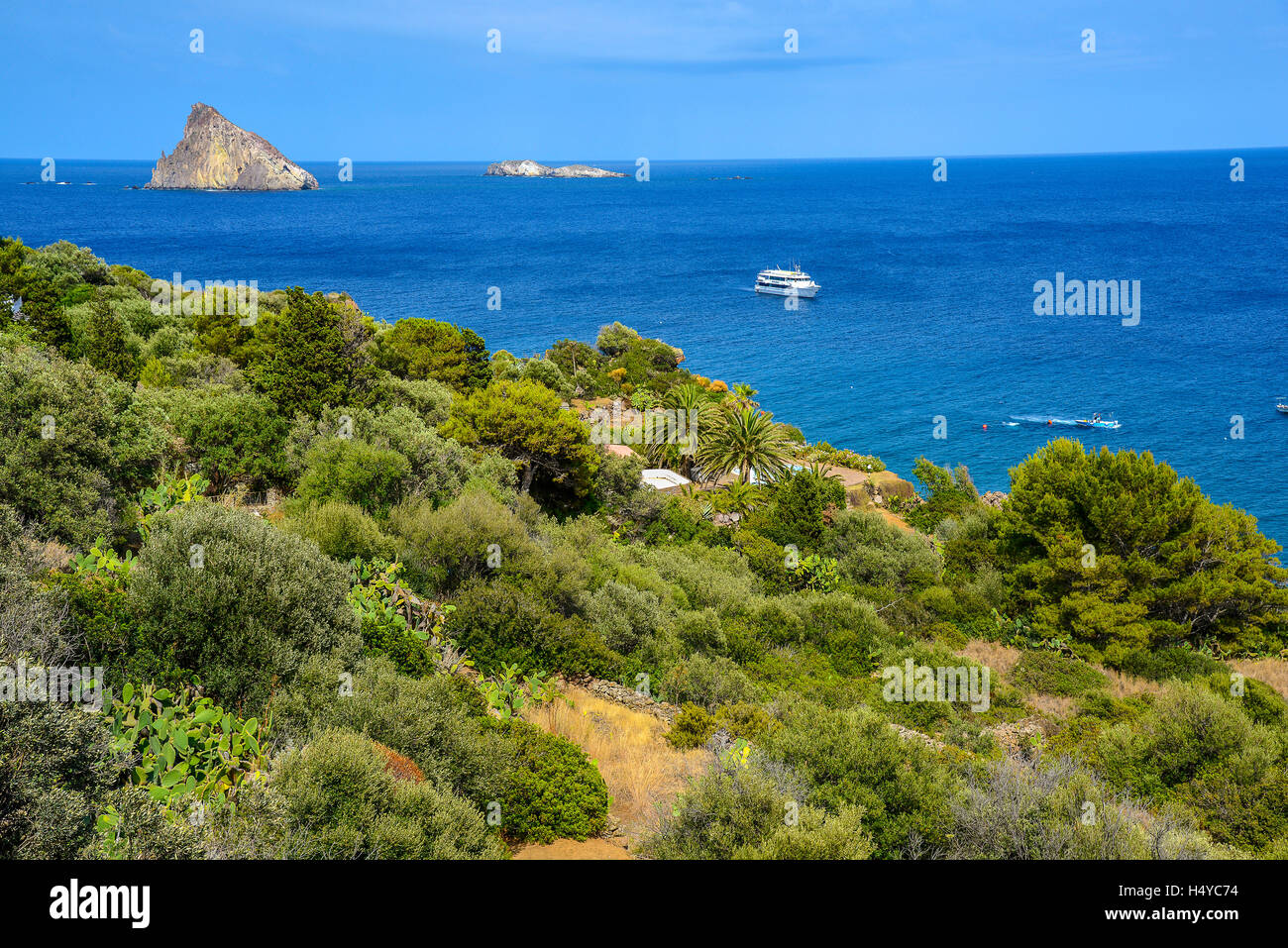 Italien Sizilien Liparischen Inseln Panarea der Küste in der Nähe von Drautto und den Inseln Dattilo und Lisca Bianca im Hintergrund Stockfoto