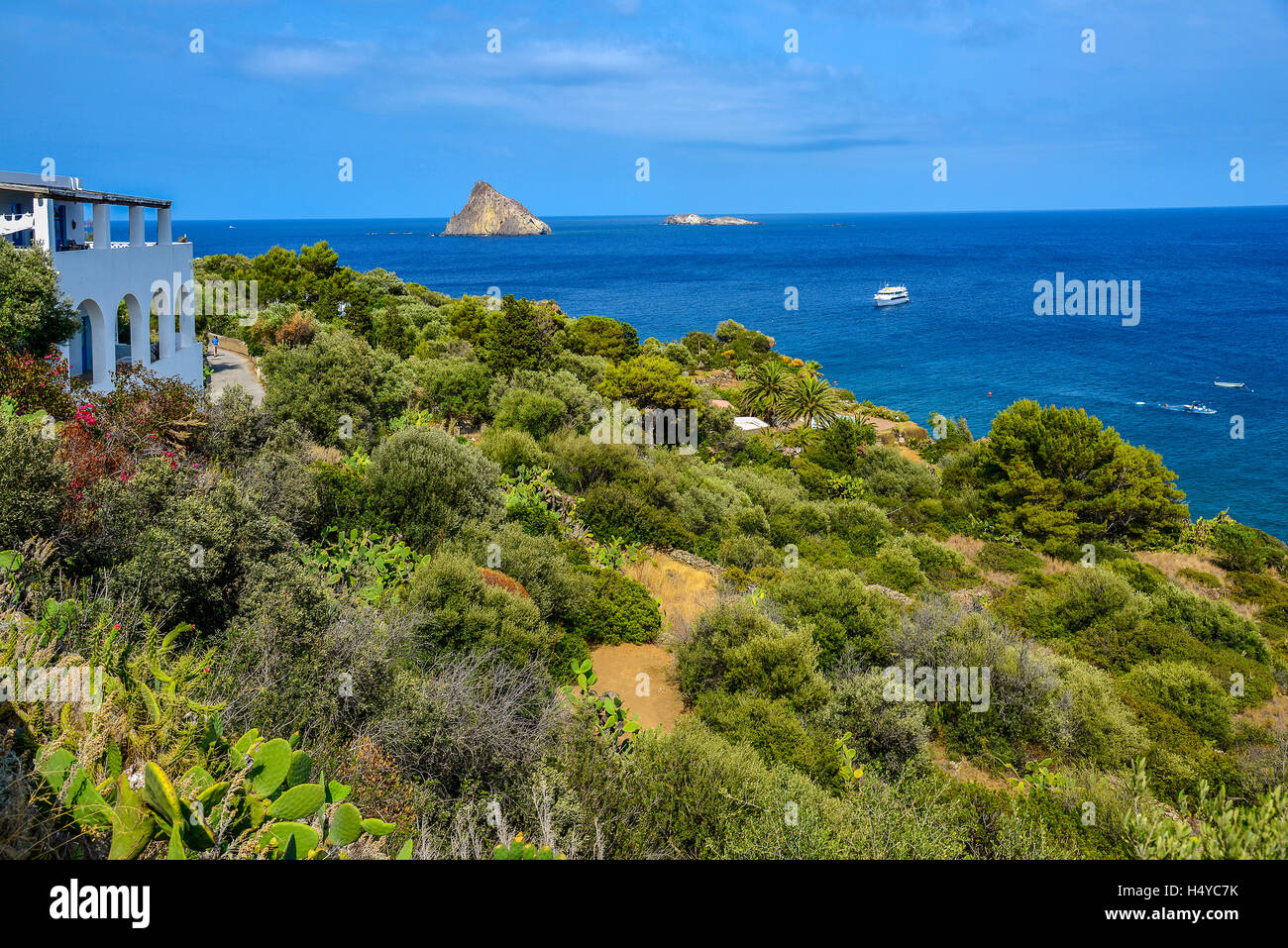 Italien Sizilien Liparischen Inseln Panarea der Küste in der Nähe von Drautto und den Inseln Dattilo und Lisca Bianca im Hintergrund Stockfoto