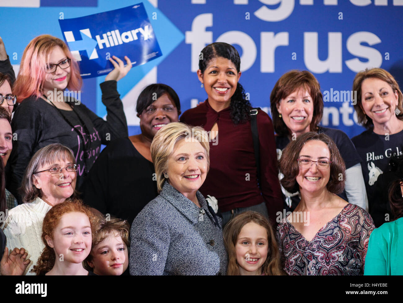 Hillary Clinton nimmt Fotos mit Anhängern zu Hillary Clintons Get Out the Vote Event in Chicago Geselle Klempner Hall am 14. März 2016 in Chicago, Illinois. Stockfoto