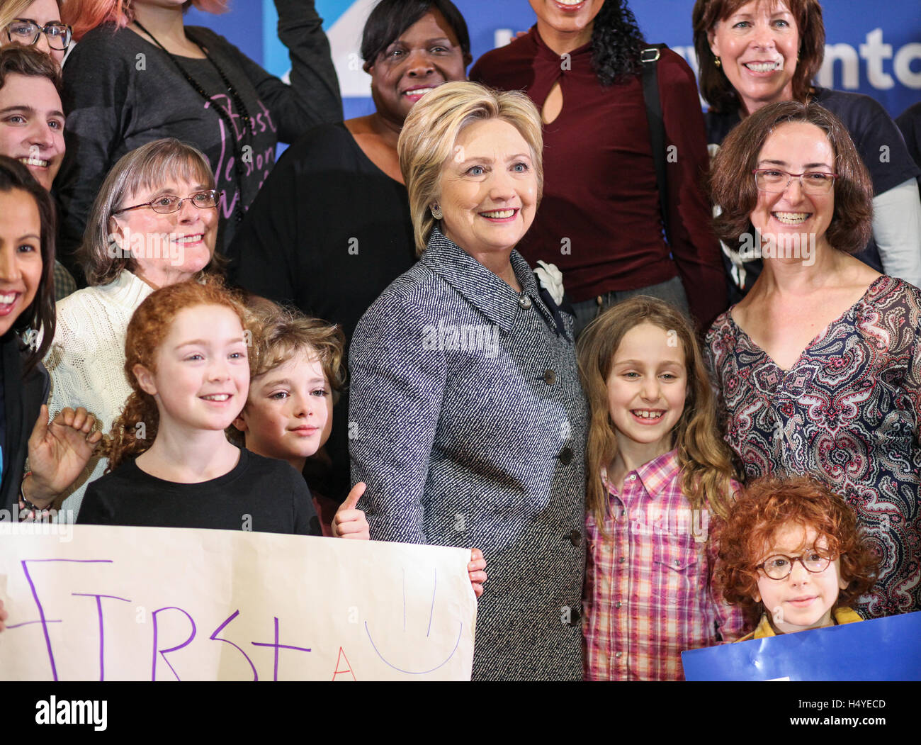 Hillary Clinton nimmt Fotos mit Anhängern zu Hillary Clintons Get Out the Vote Event in Chicago Geselle Klempner Hall am 14. März 2016 in Chicago, Illinois. Stockfoto
