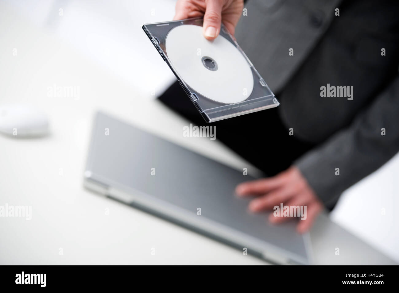 Geschäftsfrau hält eine CD Stockfoto