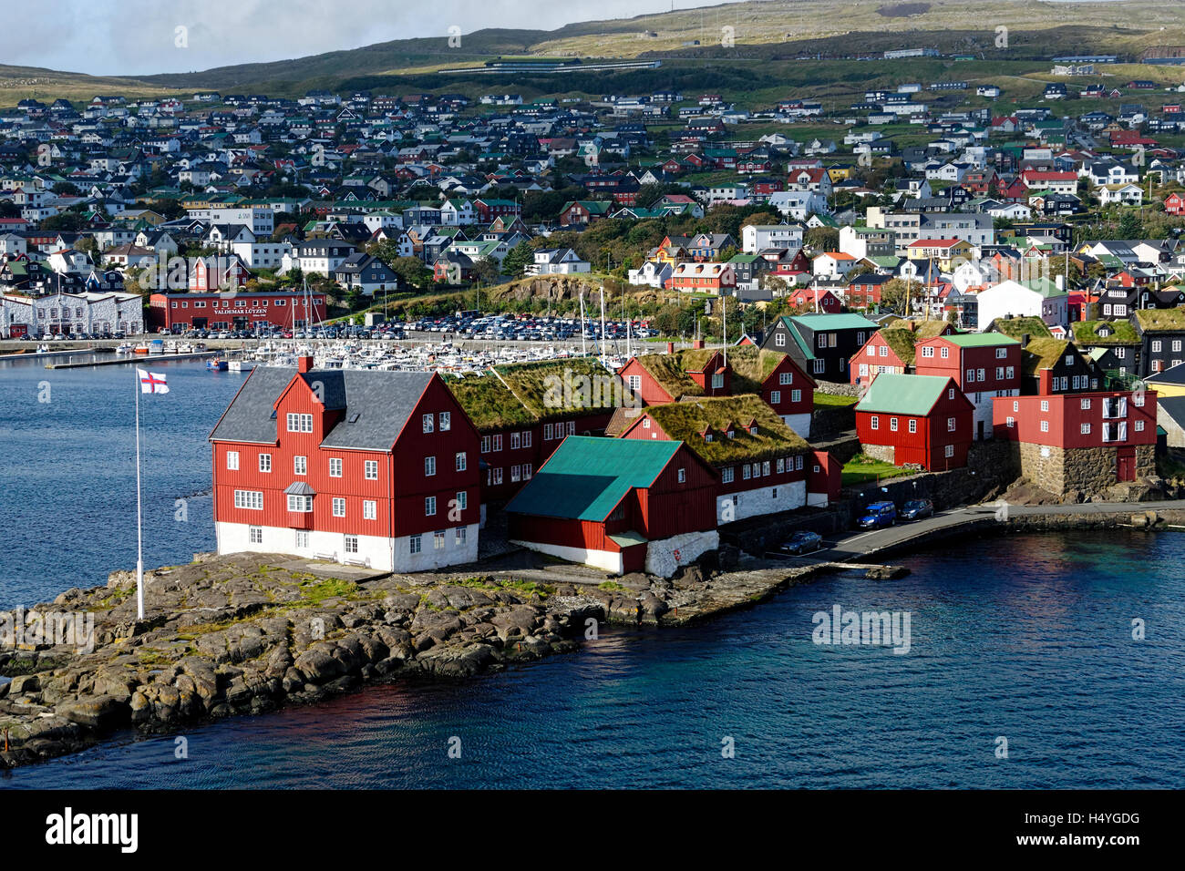 Rote Häuser der Insel Verwaltung an der Front, Inselgruppe im Nordatlantik, Tórshavn, Färöer Inseln, Dänemark, Stockfoto