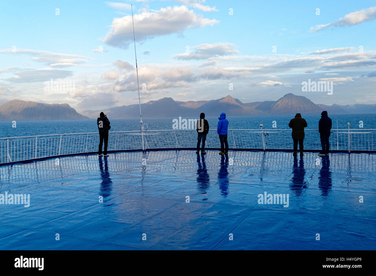 Touristen auf Fähre Boot nähert sich der Ostküste Fjord, Island, Nordatlantik, Europa Stockfoto