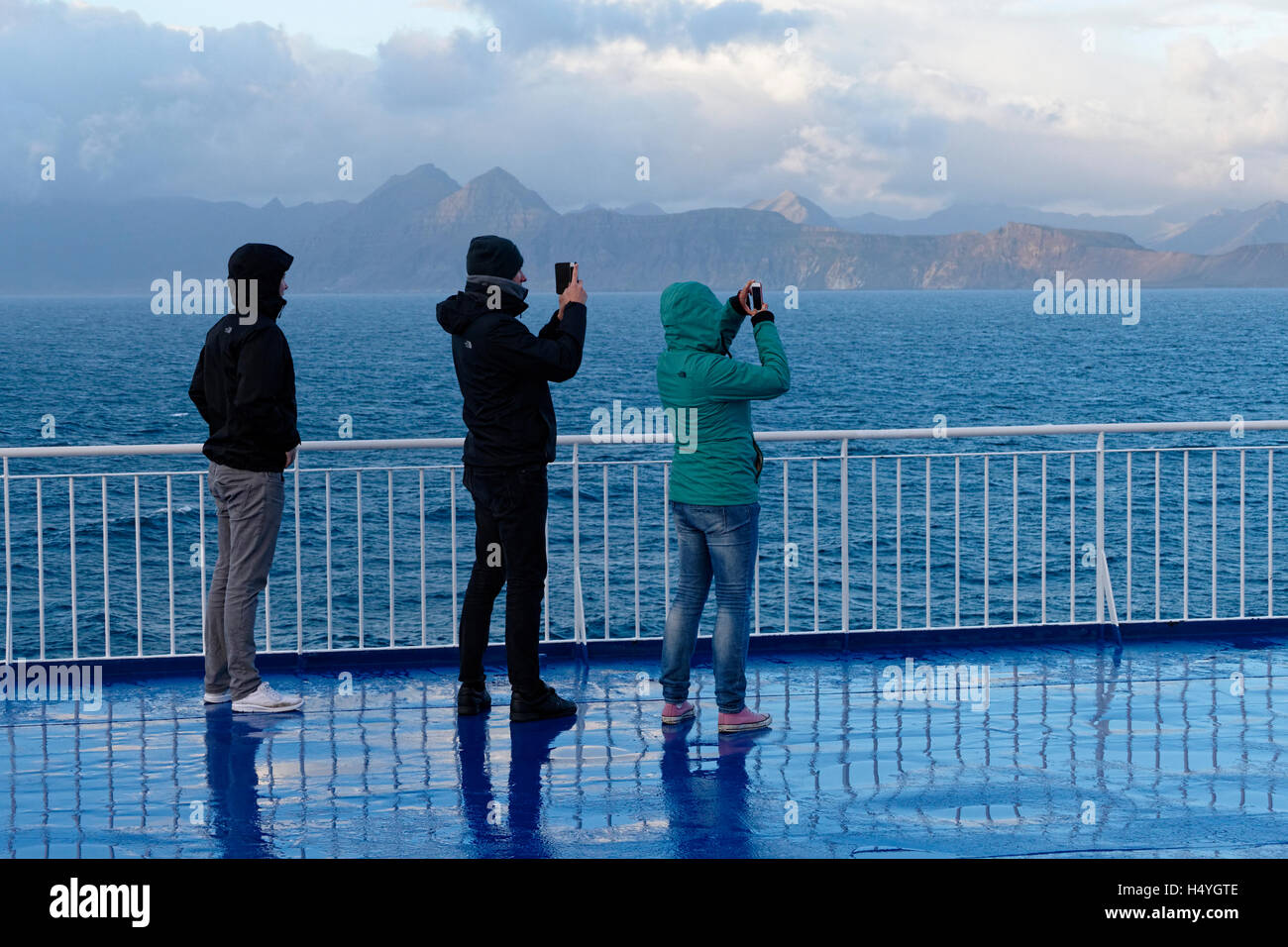 Touristen auf Fähre Boot nähert sich der Ostküste Fjord, Island, Nordatlantik, Europa Stockfoto