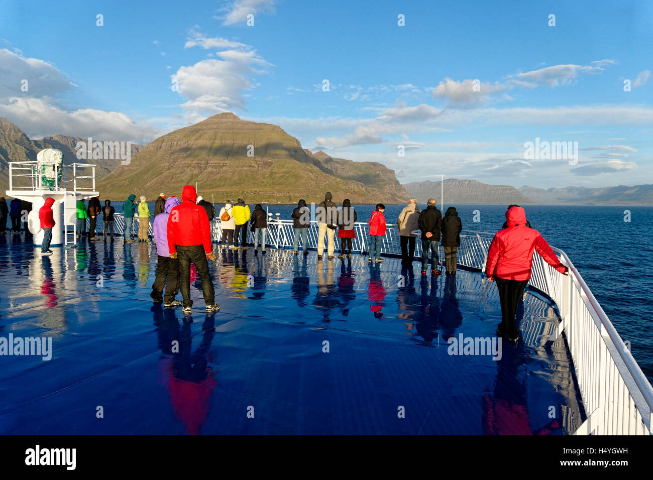 Touristen auf Fähre Boot nähert sich der Ostküste Fjord, Island, Nordatlantik, Europa Stockfoto