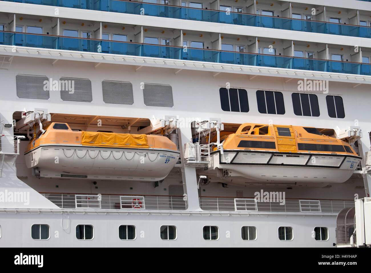 Rettungsboote auf das Kreuzfahrtschiff Costa Concordia im Hafen von Savona, italienische Riviera, Ligurien, Italien, Europa Stockfoto