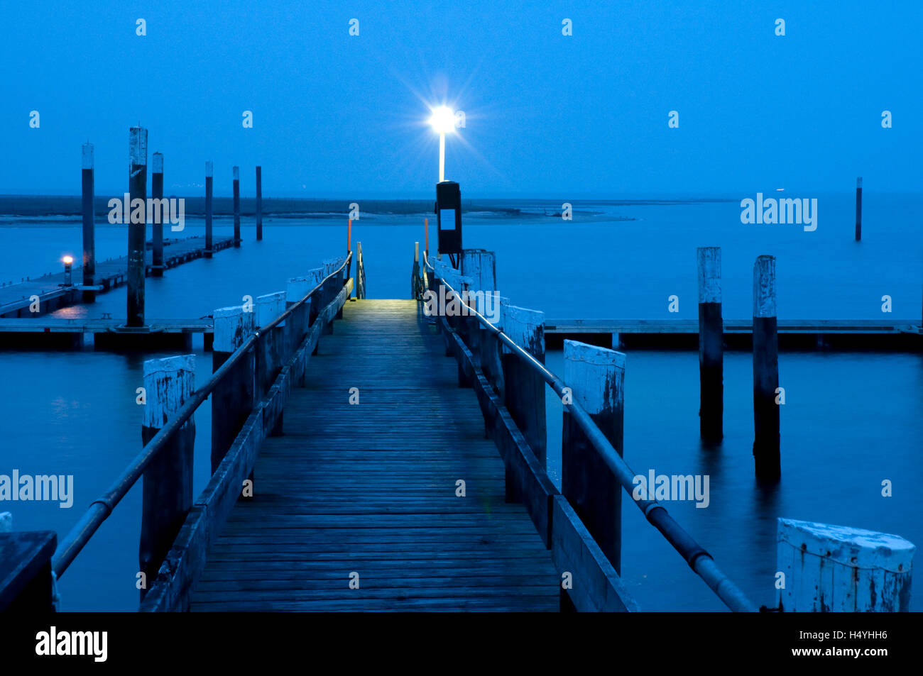 Holzbrücke im Hafen, Nacht, Insel Spiekeroog, Nordsee, Niedersachsen Stockfoto