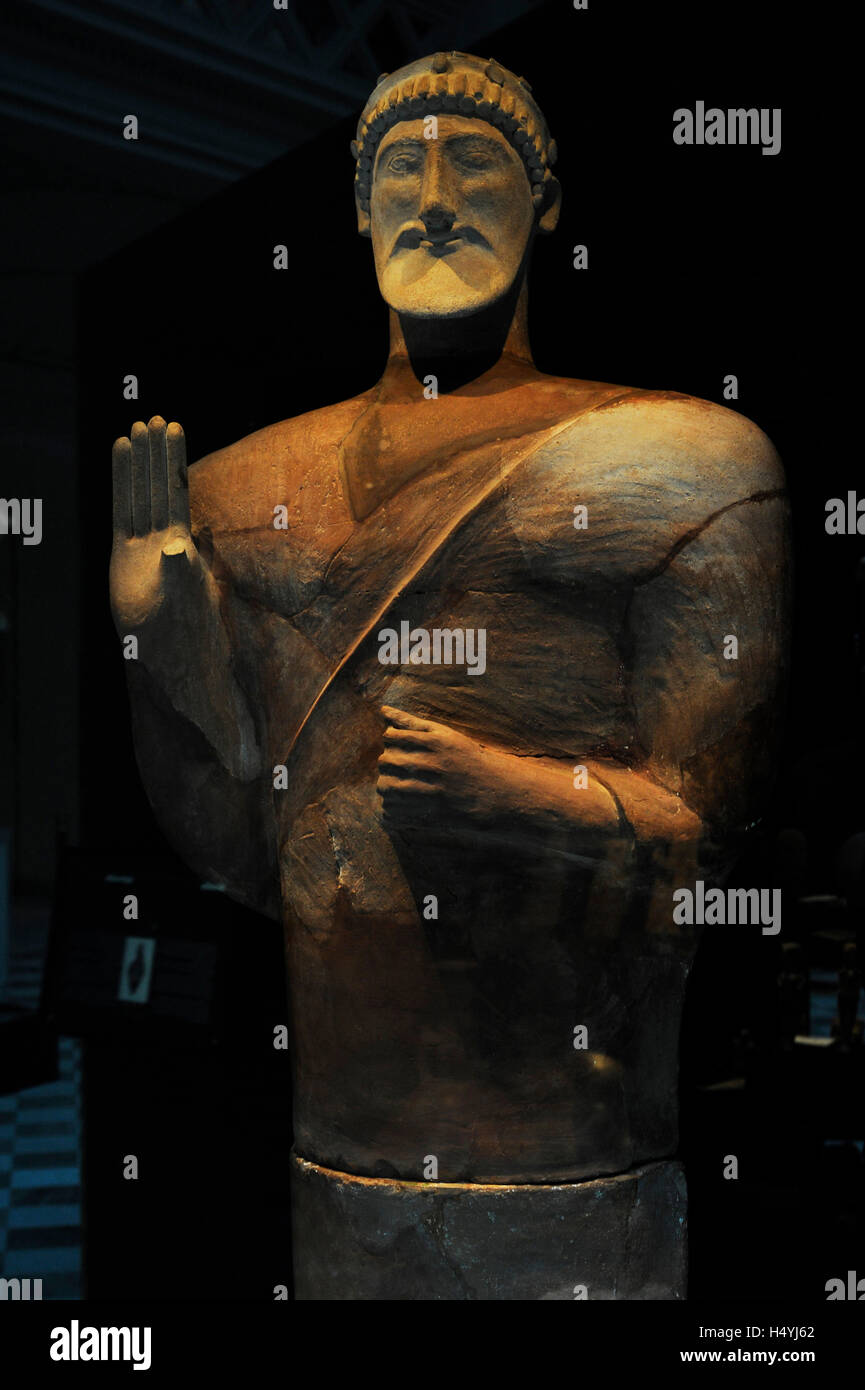 Statue eines Mannes. 500 V. CHR.. Terrakotta. Aus Mersinaki, Zypern. Museum des Mittelmeers und vorderasiatischen Altertümer. Stockholm. Schweden. Stockfoto