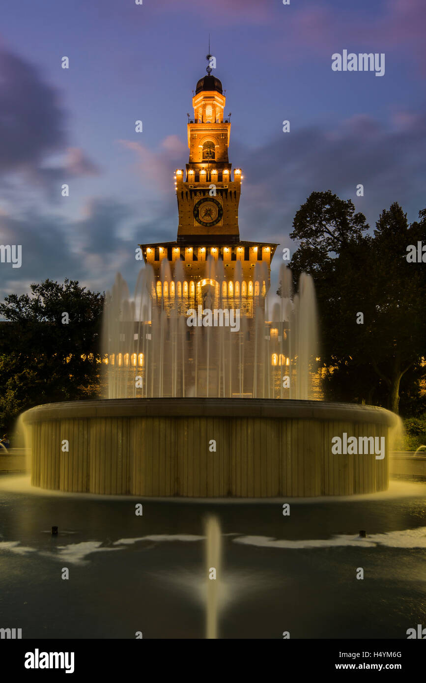 Twilight-Ansicht des Castello Sforzesco oder Castello Sforzesco und Brunnen, Mailand, Lombardei, Italien Stockfoto