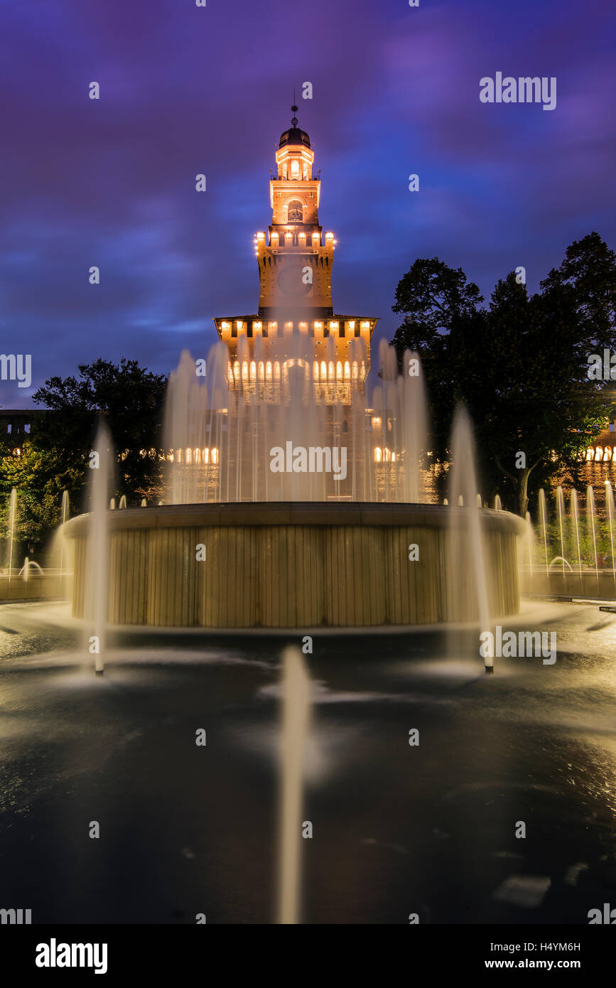 Twilight-Ansicht des Castello Sforzesco oder Castello Sforzesco und Brunnen, Mailand, Lombardei, Italien Stockfoto