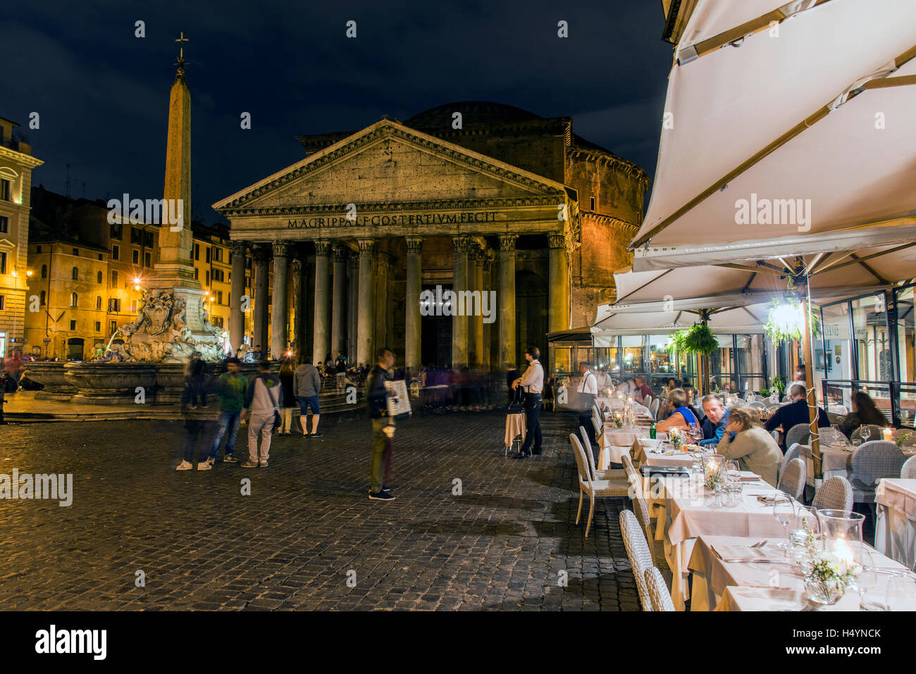 Nachtansicht des eine Outdoor-bar-Restaurant am Platz Piazza della Rotonda mit Pantheon im Hintergrund, Rom, Latium, Italien Stockfoto