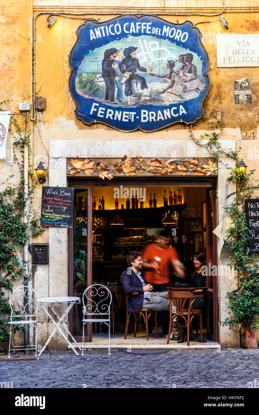 Touristen sitzen an Bar im Stadtteil Trastevere, Rom, Latium, Italien Stockfoto