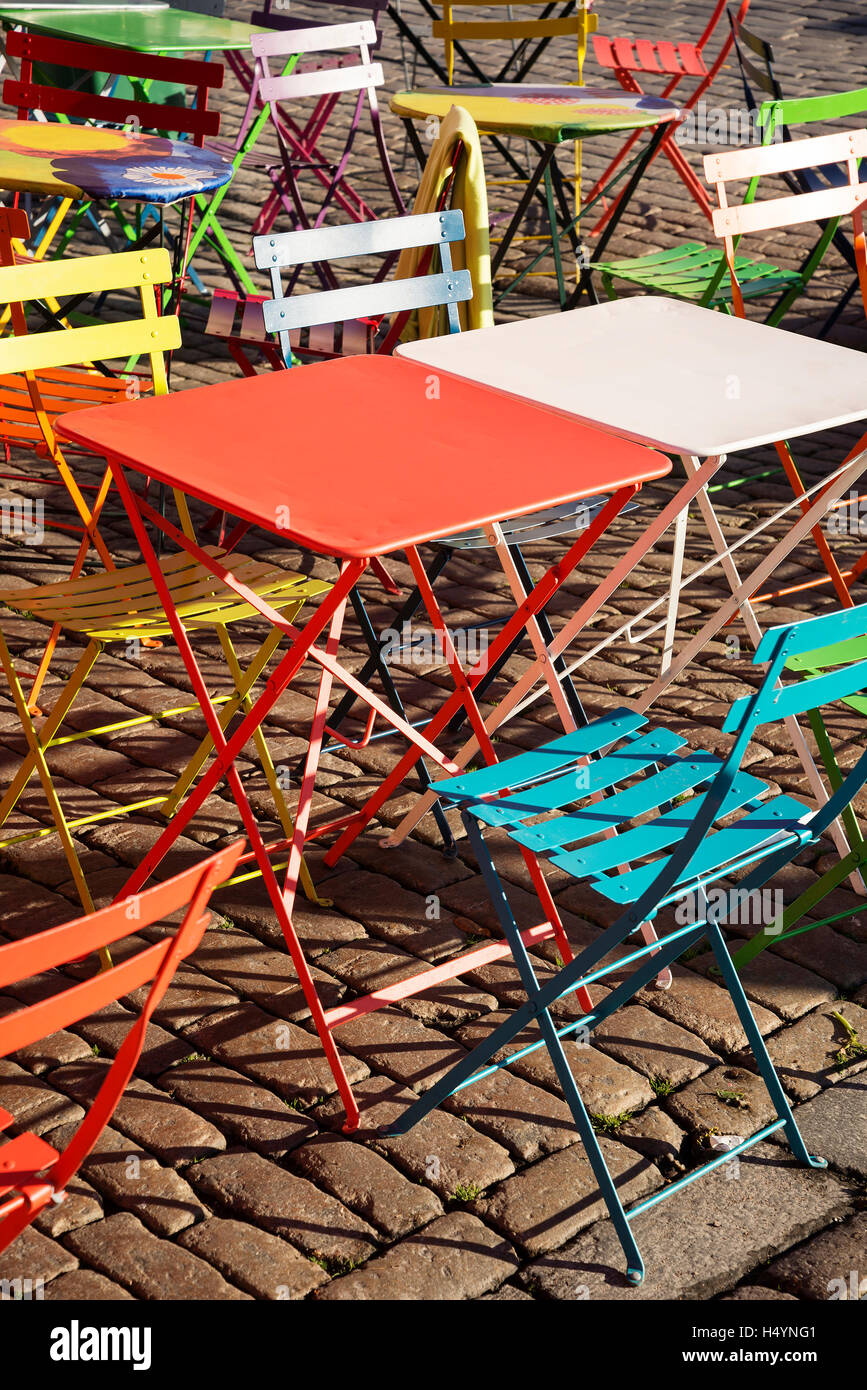 farbenfrohe moderne trendige Tische und Stühle am Straßencafé in Helsinki Finnland Stockfoto