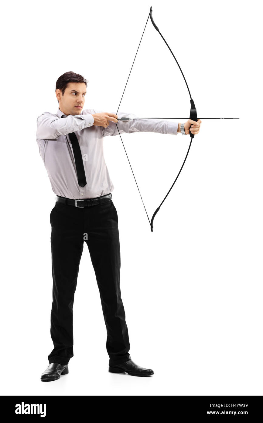 Voller Länge Porträt eines jungen Geschäftsmann Zielen mit Pfeil und Bogen, die isoliert auf weißem Hintergrund Stockfoto