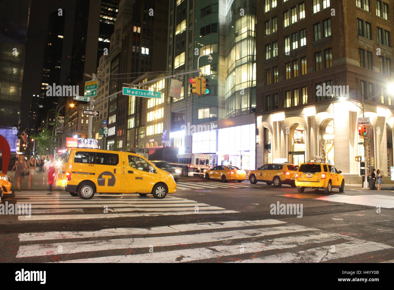 Lasten des gelben Taxis in der Nacht in New York City USA Stockfoto