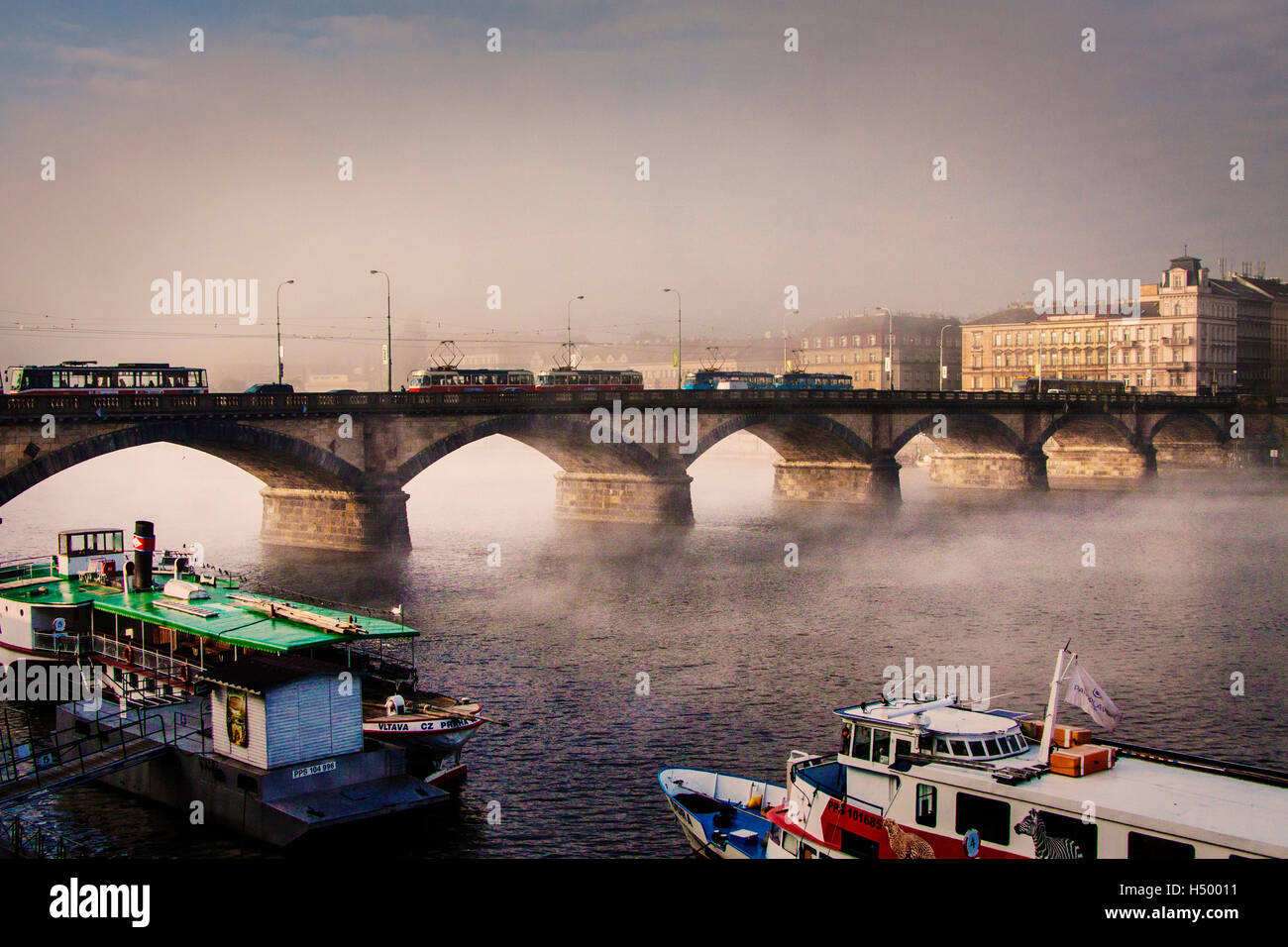 Palackého Brücke, Prag, in den frühen Morgennebel, Prag, Tschechische Republik Stockfoto