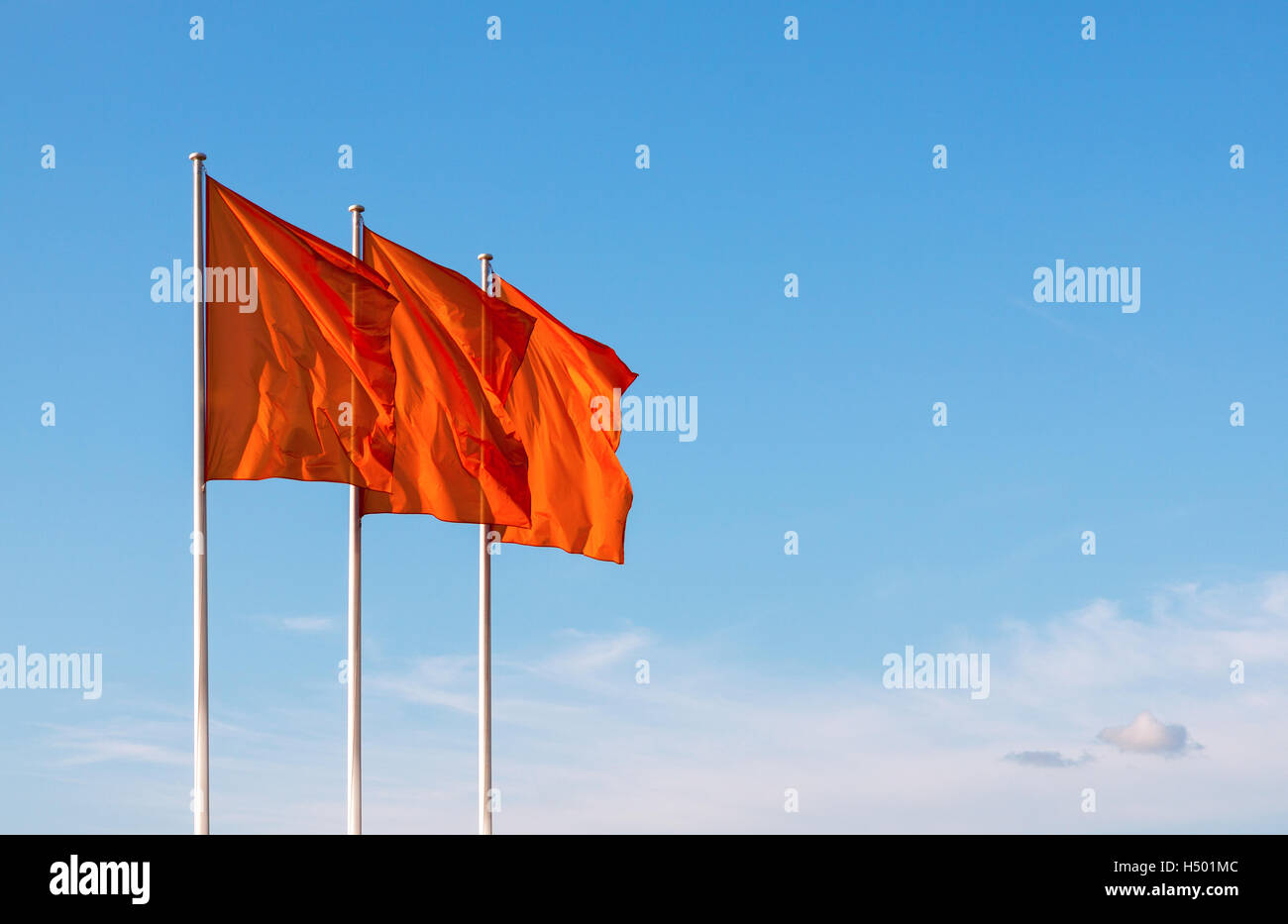 Drei rote leere Flaggen wehten im Wind gegen bewölktem Himmel. Mock-up perfekt zu jedem Logo, Symbol oder Zeichen hinzufügen Stockfoto