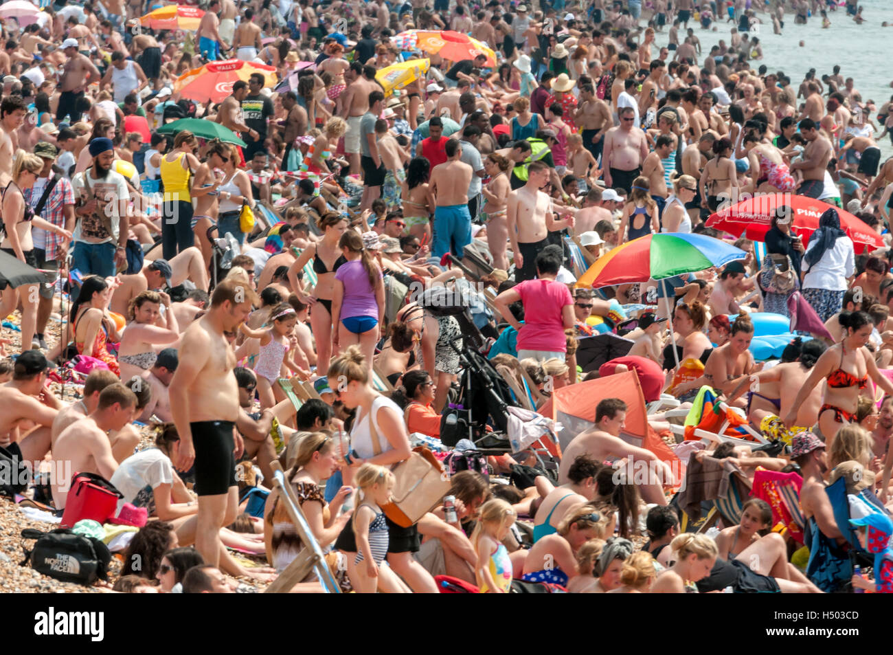 Menschenmassen am Strand von Brighton an einem heißen Juli-Nachmittag. Stockfoto