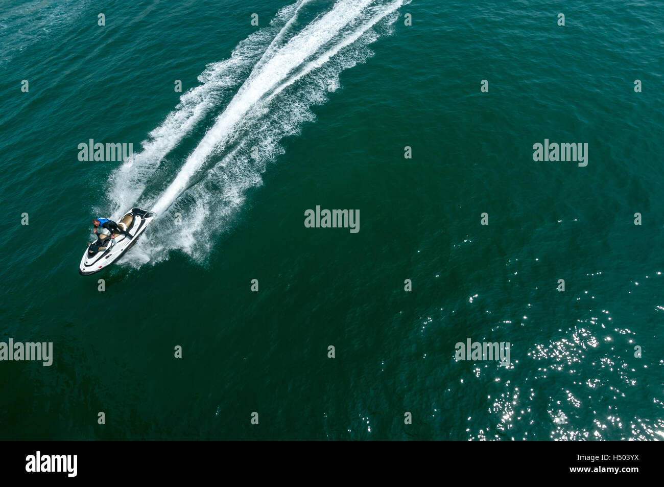 Mann auf einem Jet Ski donnert über das Wasser an der Südküste von England Stockfoto