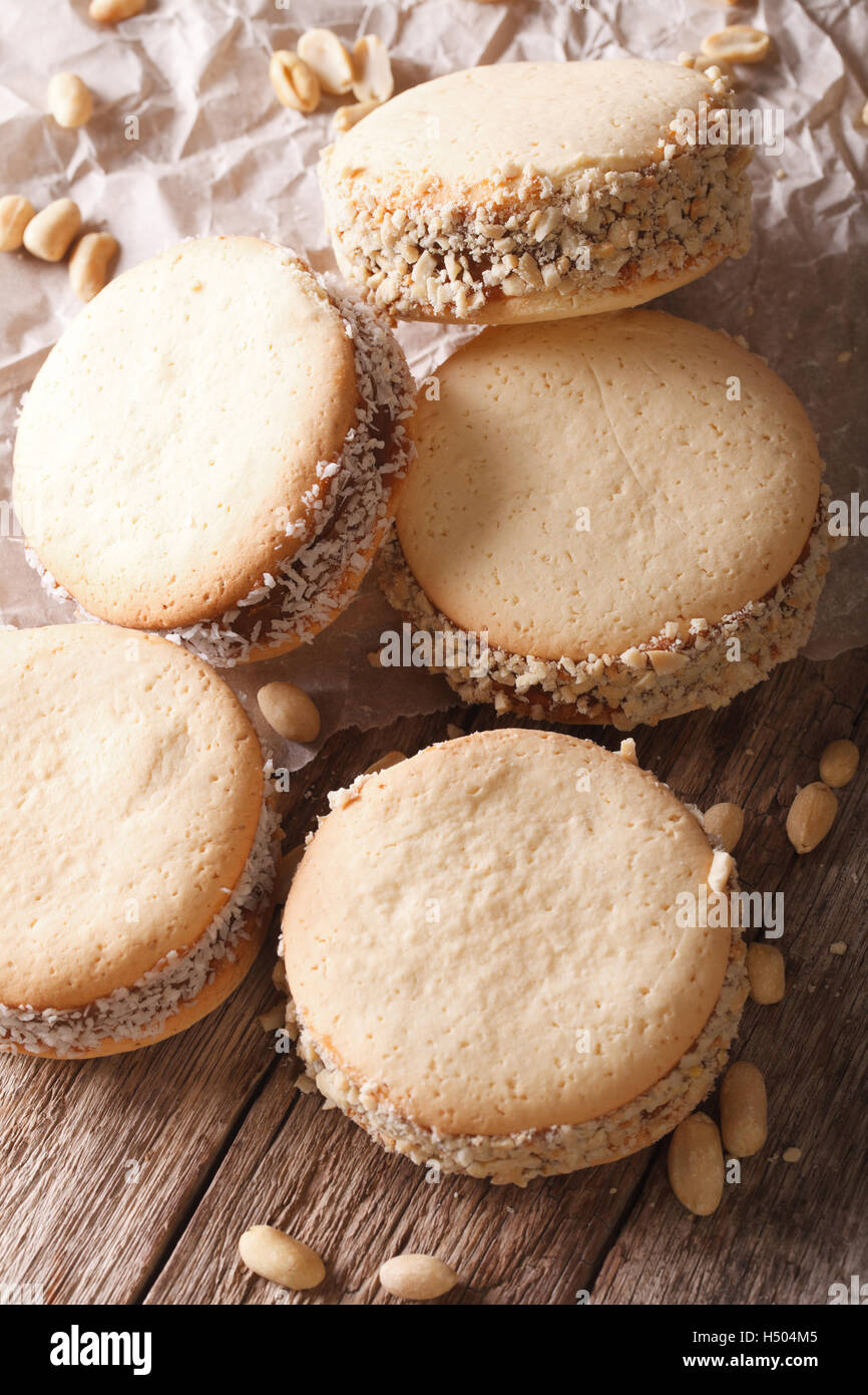 Alfajores hausgemachte Kekse mit Kokos und Erdnüsse Nahaufnahme auf dem Tisch. vertikale Stockfoto