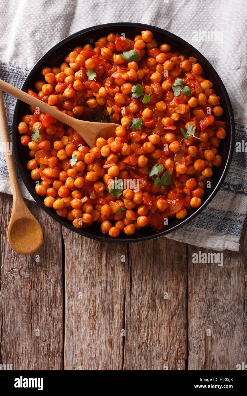 Indisches Essen: Kichererbsen in Curry-Sauce auf den Tisch. Vertikale Ansicht von oben Stockfoto