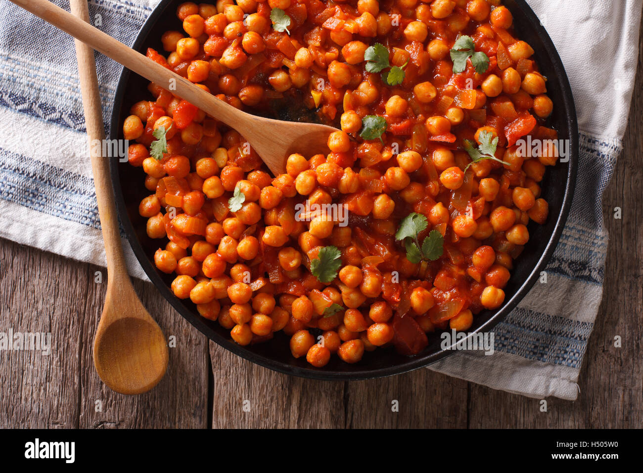 Indisches Essen: Kichererbsen in Curry-Sauce mit einer Tabelle Großaufnahme. Horizontale Ansicht von oben Stockfoto