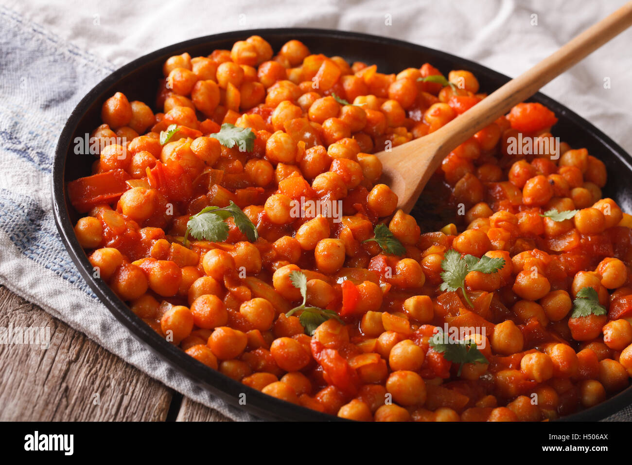 Indische Küche: Kichererbsen in Tomatensauce mit Gewürzen Nahaufnahme auf dem Tisch. Horizontale Stockfoto
