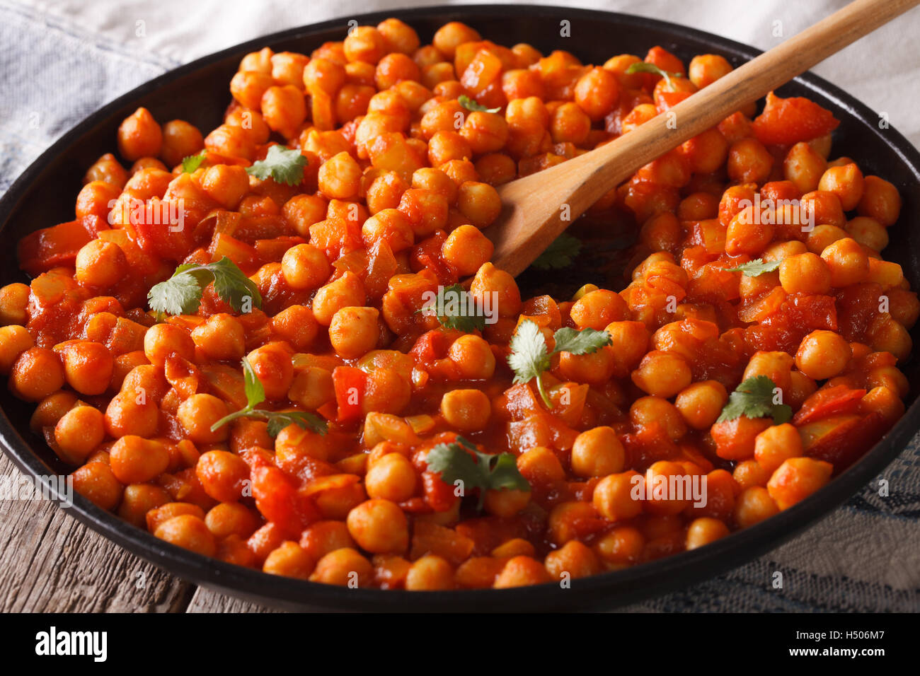 Indisches Essen: Chana Masala Closeup auf dem Tisch. Horizontale Stockfoto