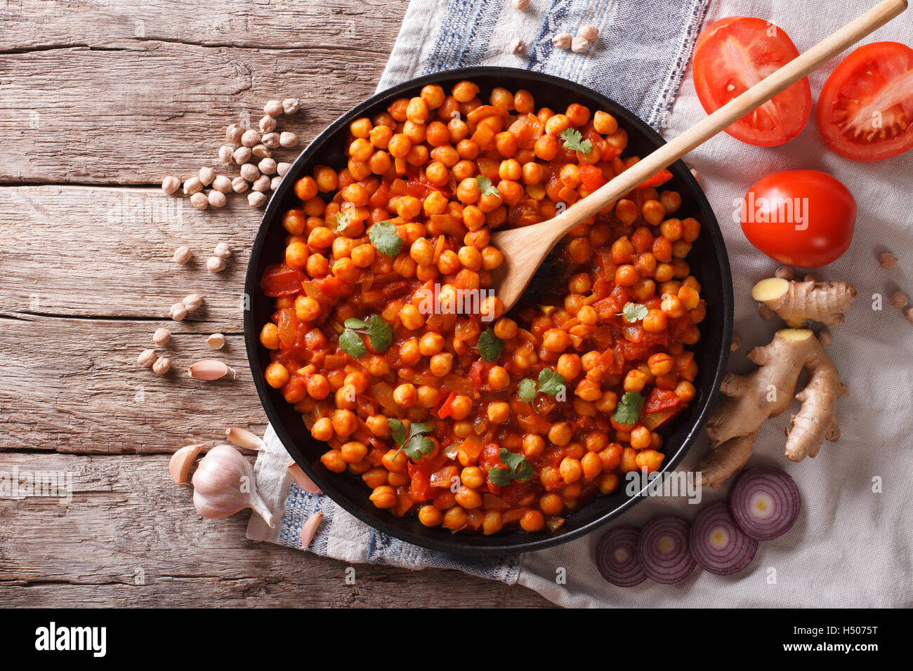 Köstliche indische Küche: Chana Masala mit Zutaten auf den Tisch. Horizontale Ansicht von oben Stockfoto
