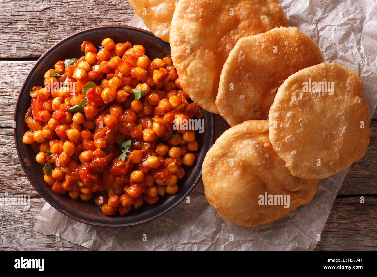 Köstliche indische Chana Masala und Puri Brot close-up auf dem Tisch. Horizontale Ansicht von oben Stockfoto