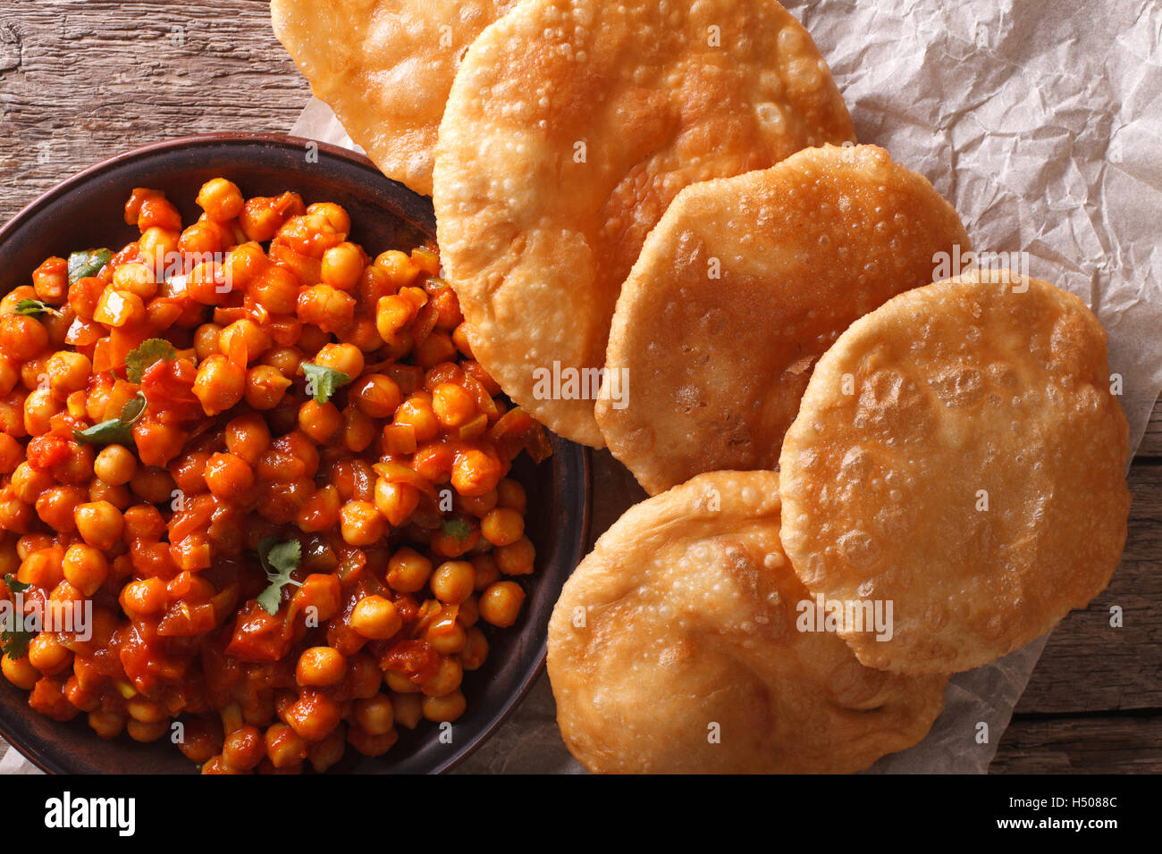 Indische Chana Masala und Puri Brot close-up auf dem Tisch. Horizontale Ansicht von oben Stockfoto